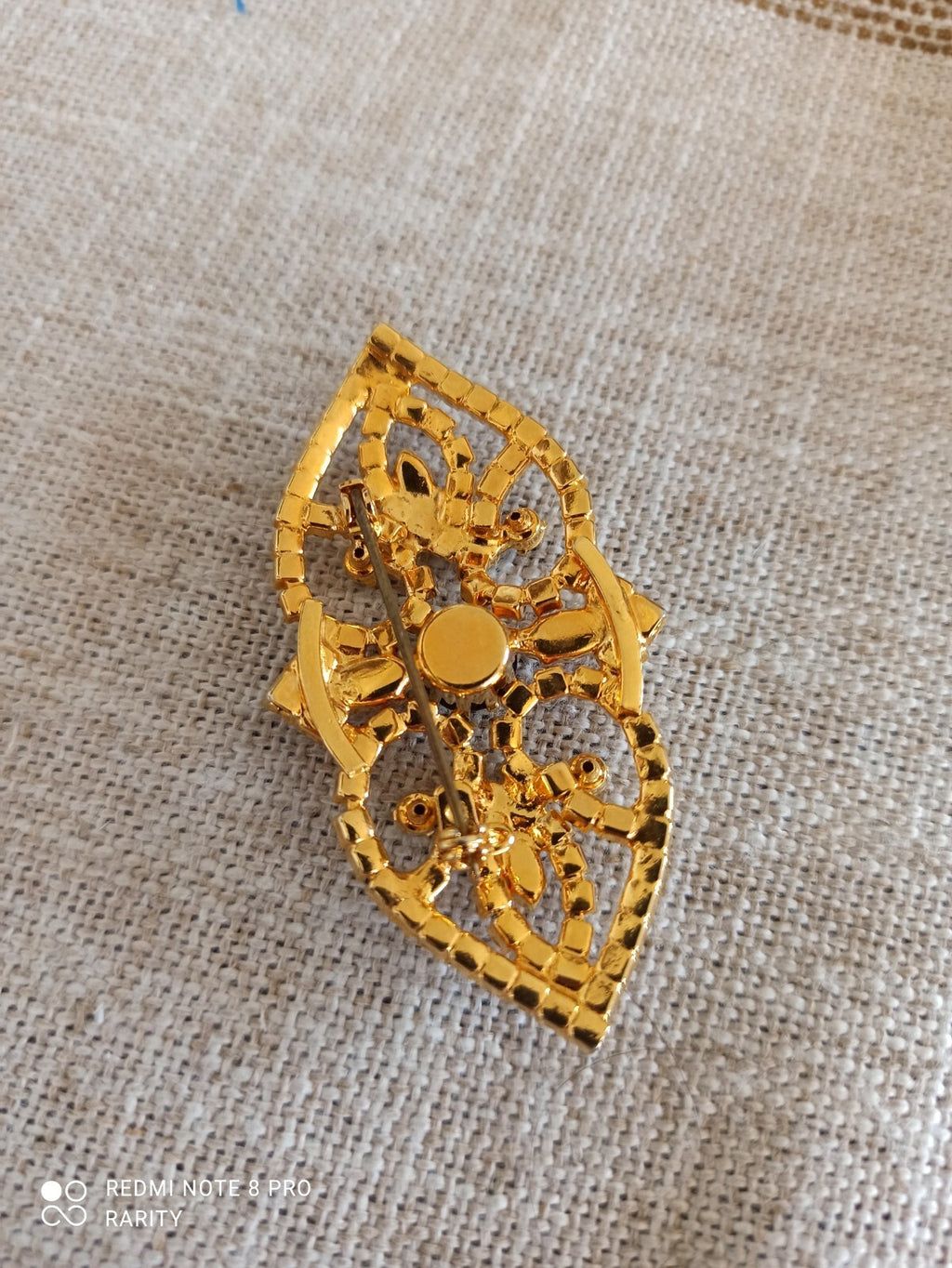 Broche vintage strass dorée motif baroque rouge noir – Bijou fantaisie femme