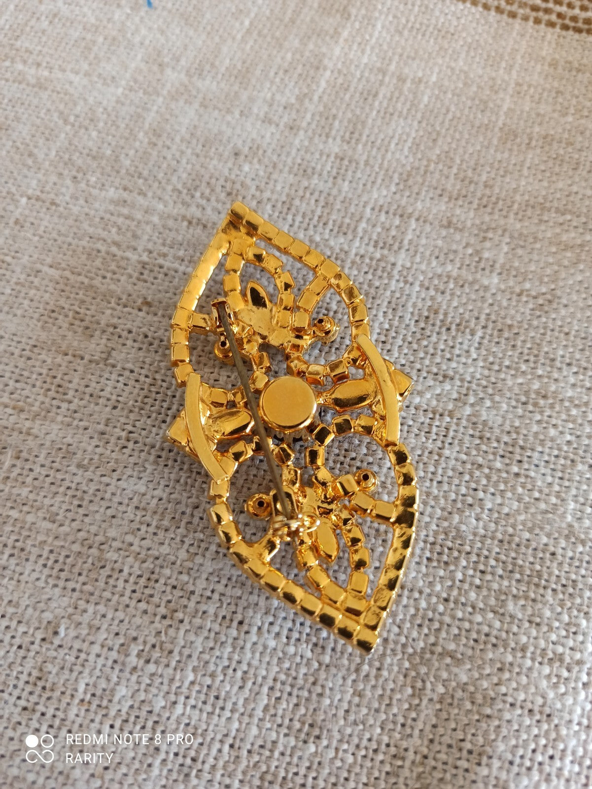 Broche vintage strass dorée motif baroque rouge noir – Bijou fantaisie femme