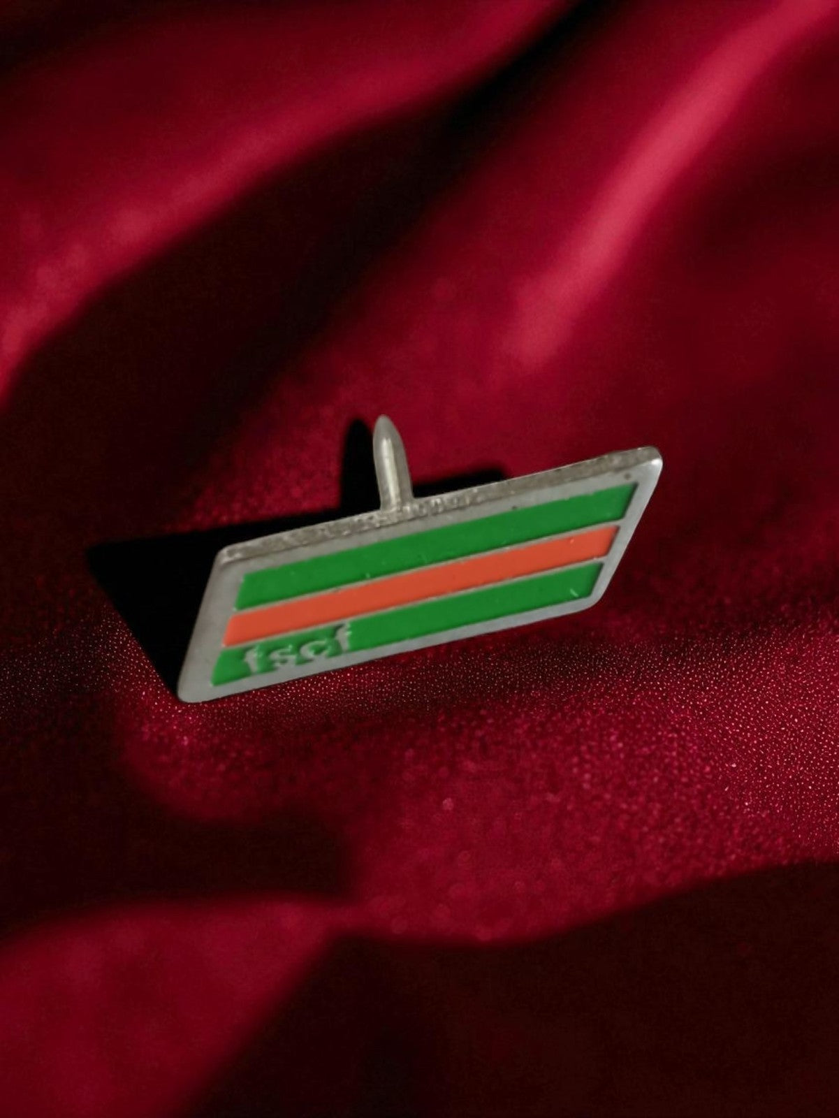 Pin's publicitaire vintage rectangle vert rouge badge rétro ancien occasion