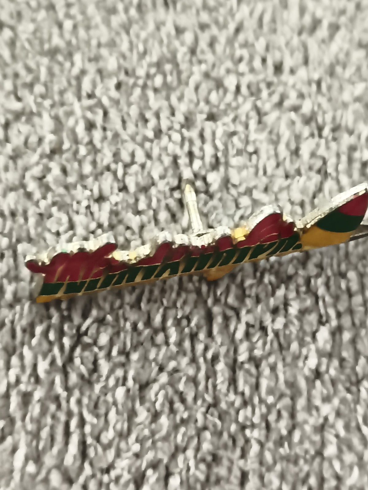 Pin's vintage forme avion rouge vert doré émaillé – badge ancien (Ref 3)