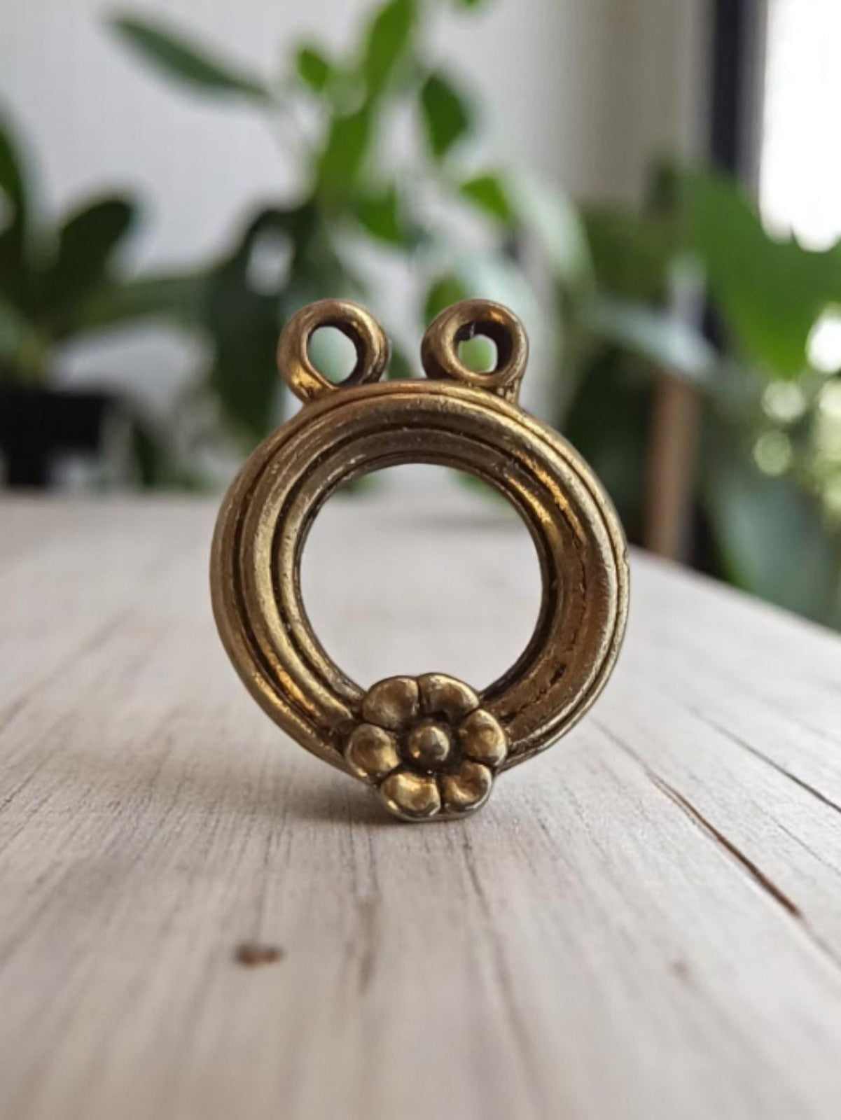 Pendentif vintage rond métal doré fleur années 50 bijou rétro déco