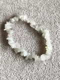 Bracelet pierres naturelles blanc translucide perles irrégulières élastique