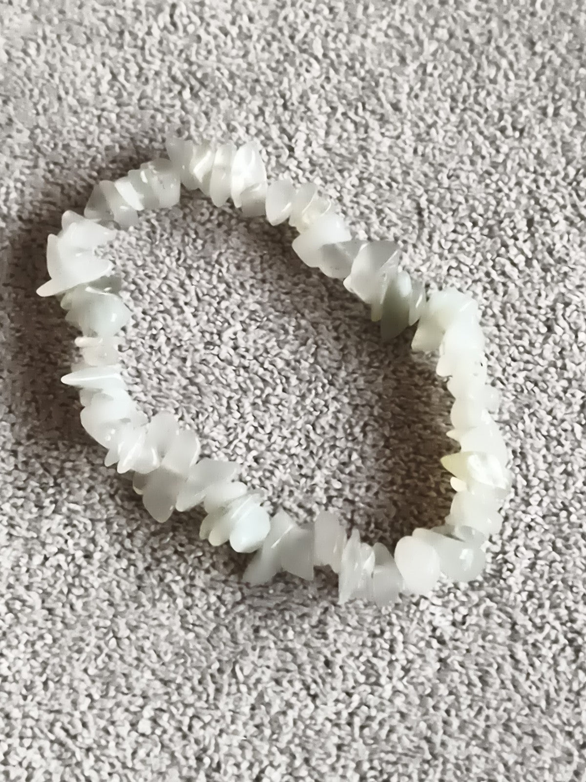 Bracelet pierres naturelles blanc translucide perles irrégulières élastique