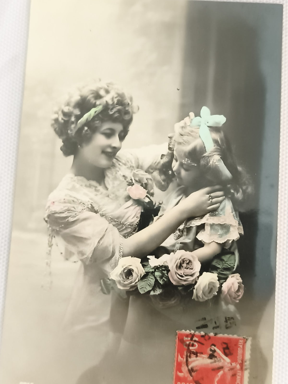 Carte postale ancienne colorisée mère enfant roses timbre début XXe CPA