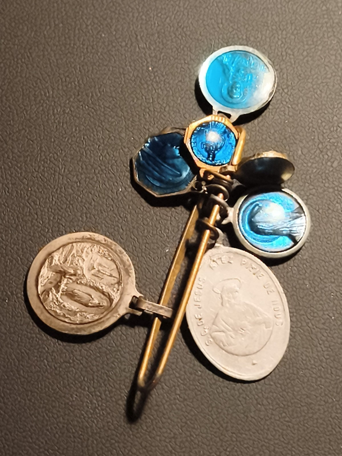 Broche ancienne médailles religieuses bleu argenté vintage lot ancien