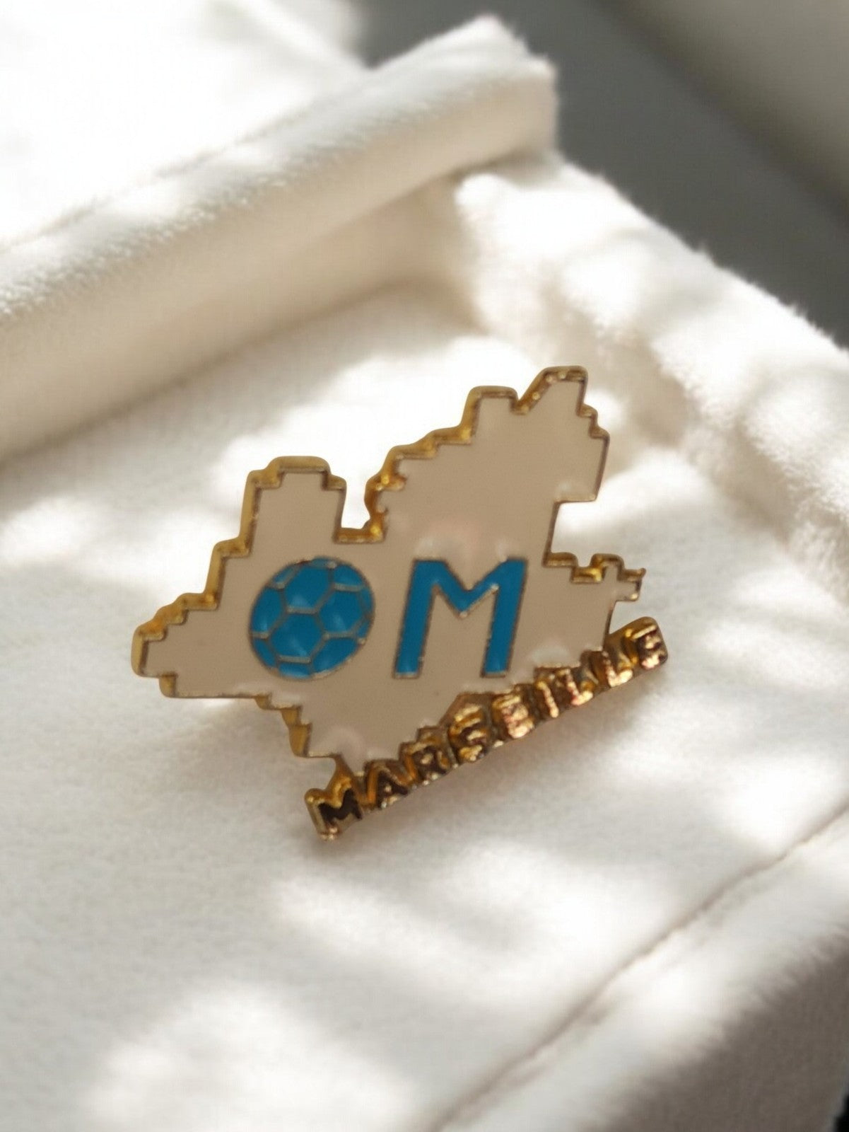 Pin's vintage Olympique de Marseille OM émaillé rétro football blanc bleu