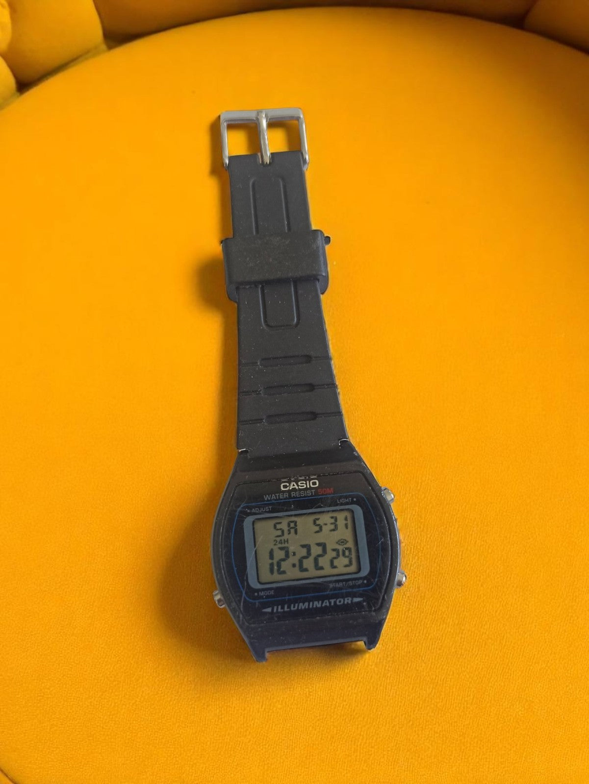 Montre digitale Casio vintage noir rétro années 80 homme étanche Illuminator