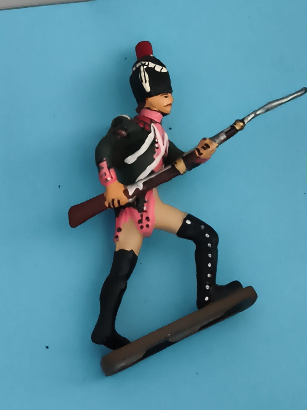 Figurine soldat ancien en plomb peint main uniforme noir rose époque XIXe