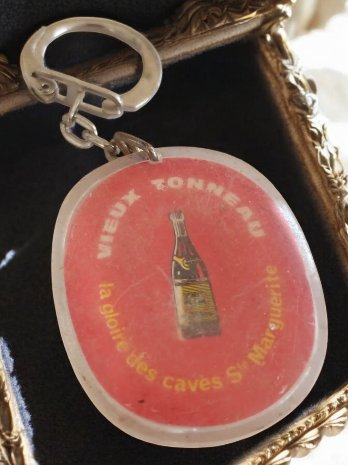 Porte-clés publicitaire vintage Vieux Tonneau alcool France rouge rétro