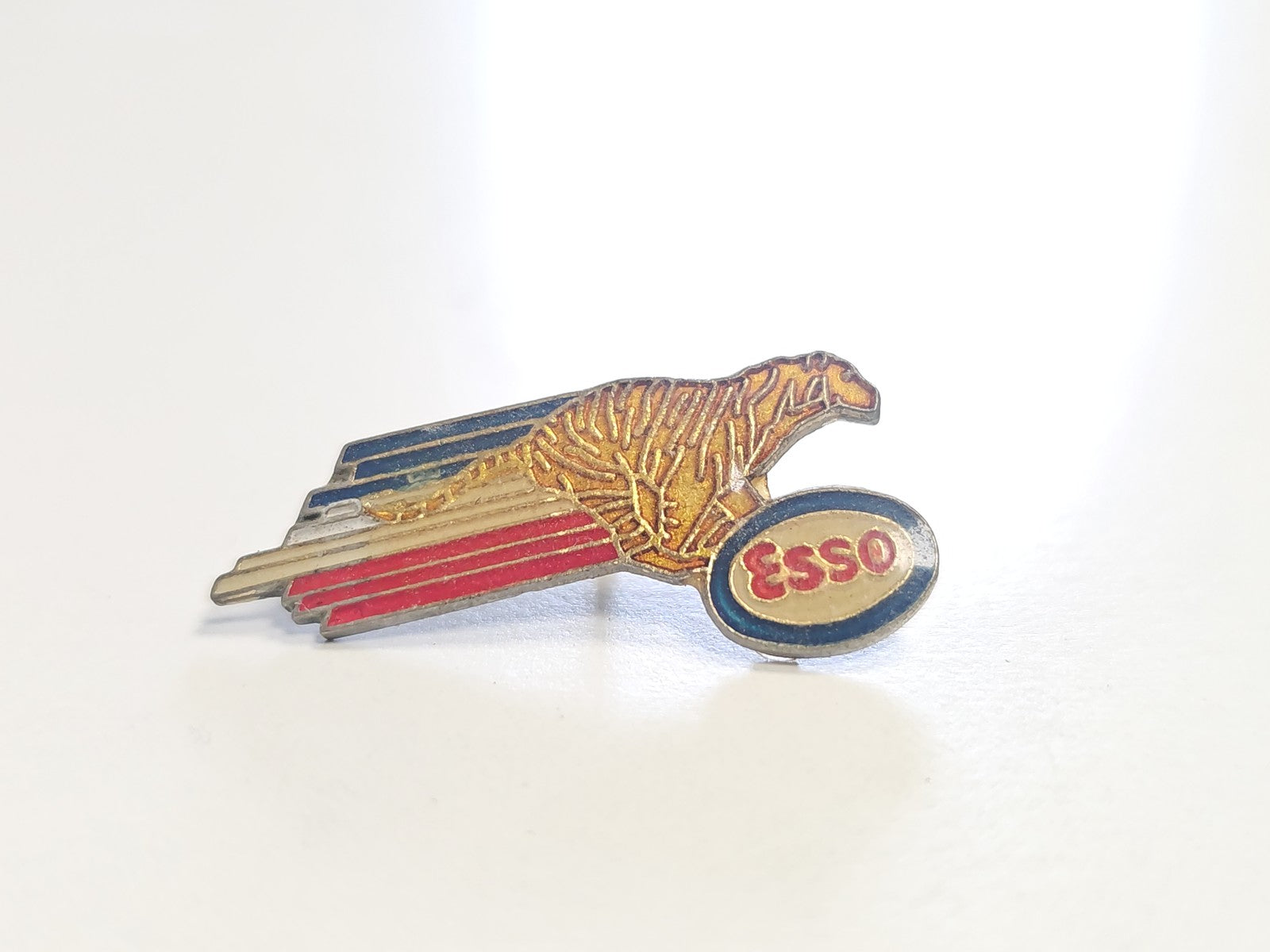 Pin's ancien Esso vintage rétro collection essence publicité garage auto rare