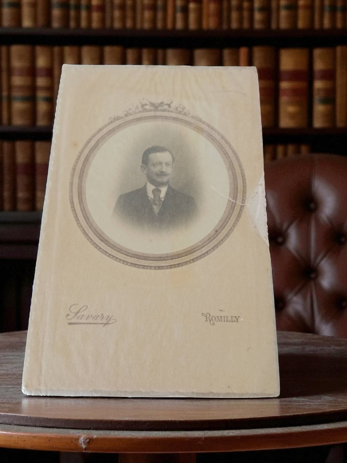 Photographie ancienne vintage cabinet de curiosités portrait homme Romilly rétro
