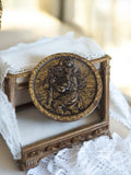 Médaille religieuse catholique bronze, relief scène sacrée ronde, décor patiné