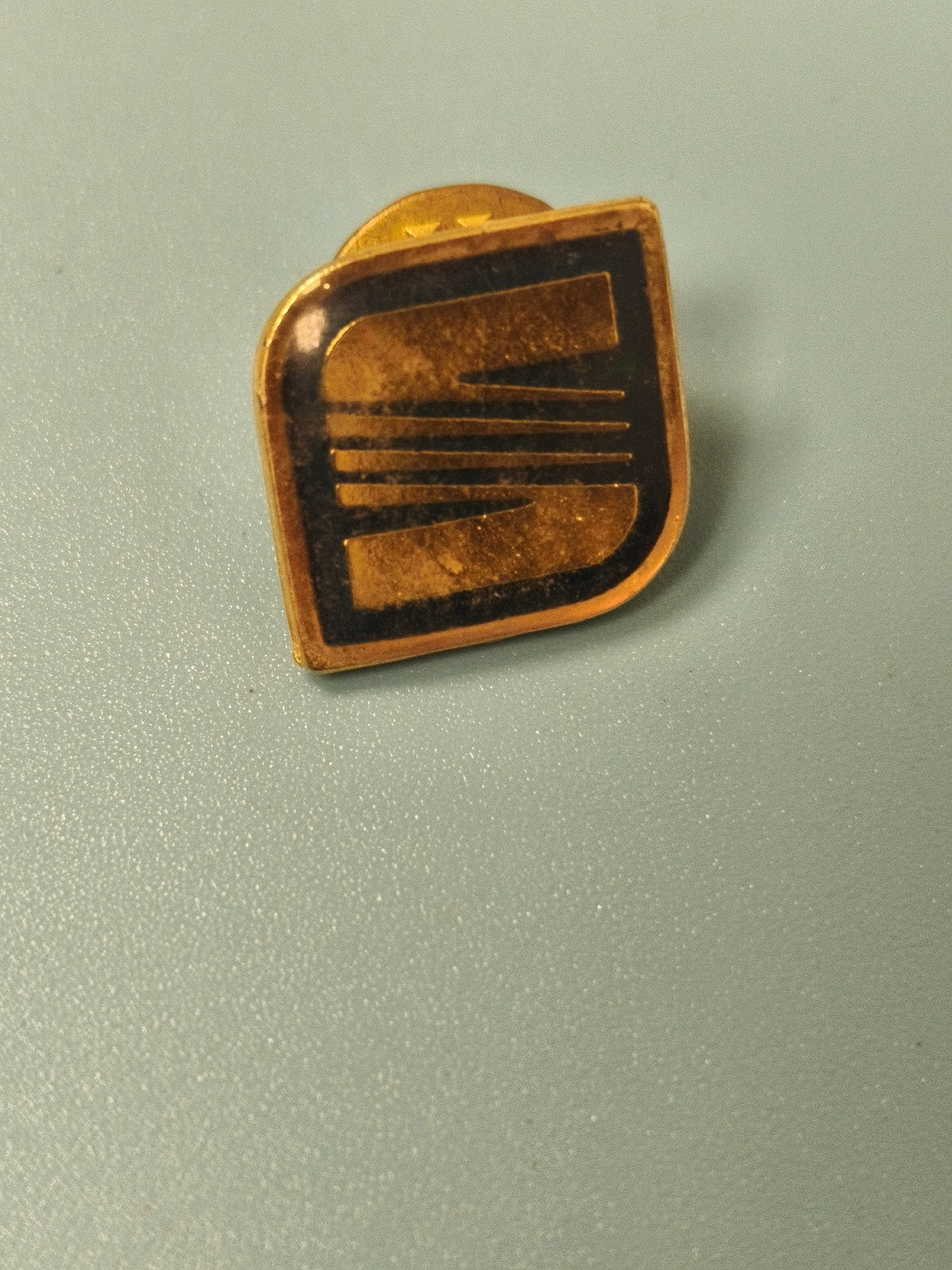 Vintage pin's Seat logo ancien doré forme carrée collection automobile