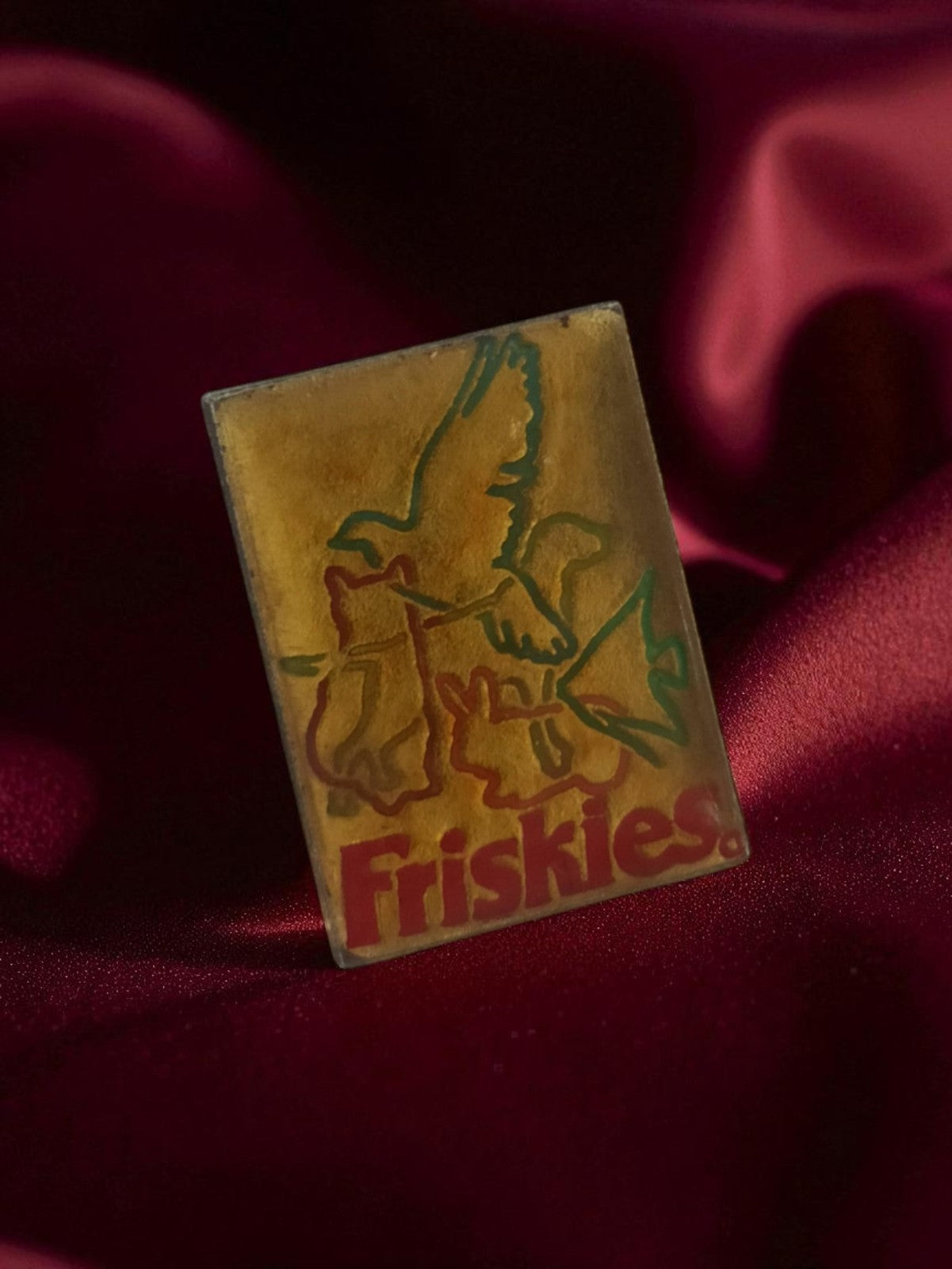 Pin's publicitaire Friskies vintage rectangulaire logo doré années 80-90 badge r