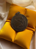 Médaille ancienne ski alpin vintage, relief skieur, déco sport hiver