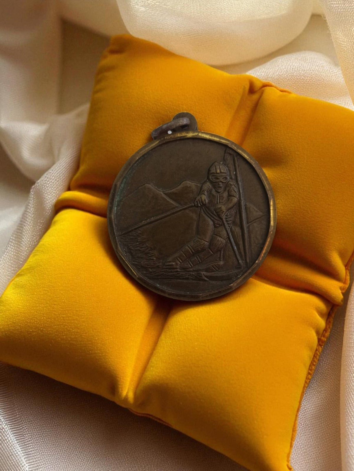 Médaille ancienne ski alpin vintage, relief skieur, déco sport hiver