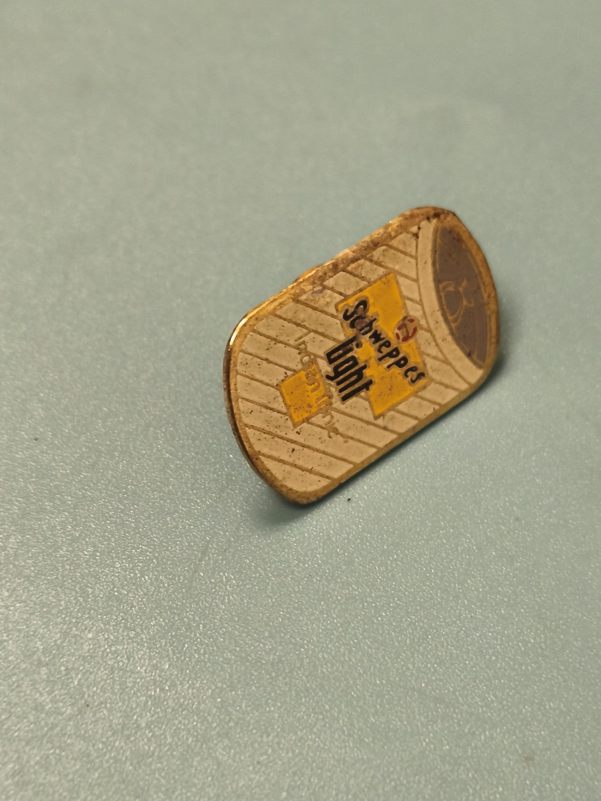 Pin's vintage Schweppes Light canette jaune rétro collection boisson (Ref 6)