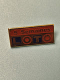 Vintage pin's Loto rectangulaire rouge bleu ancien jeu de hasard collection