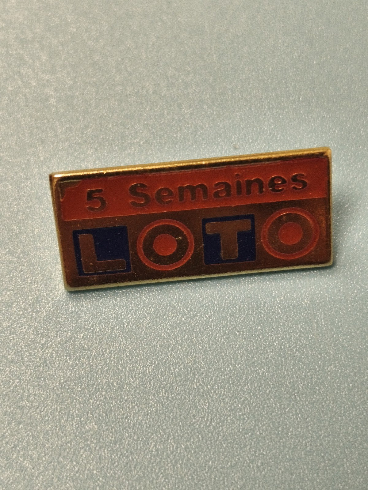 Vintage pin's Loto rectangulaire rouge bleu ancien jeu de hasard collection