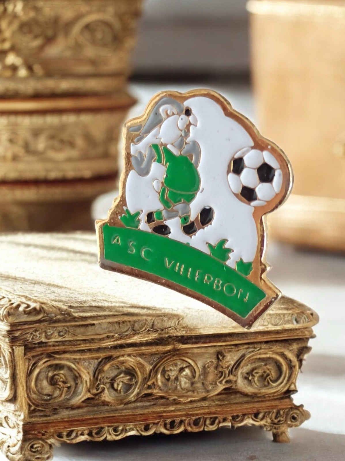 Pin's vintage football ASC Villerbois lapin émaillé vert blanc badge rétro