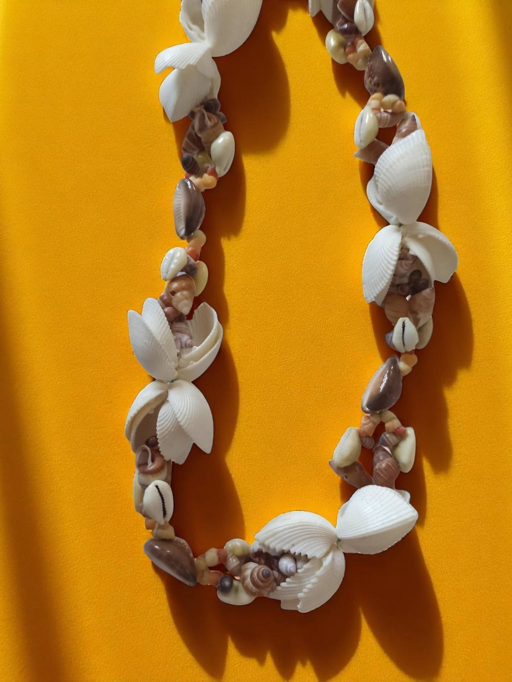 Collier vintage en coquillages naturels, bijou ancien, tons crème et beige