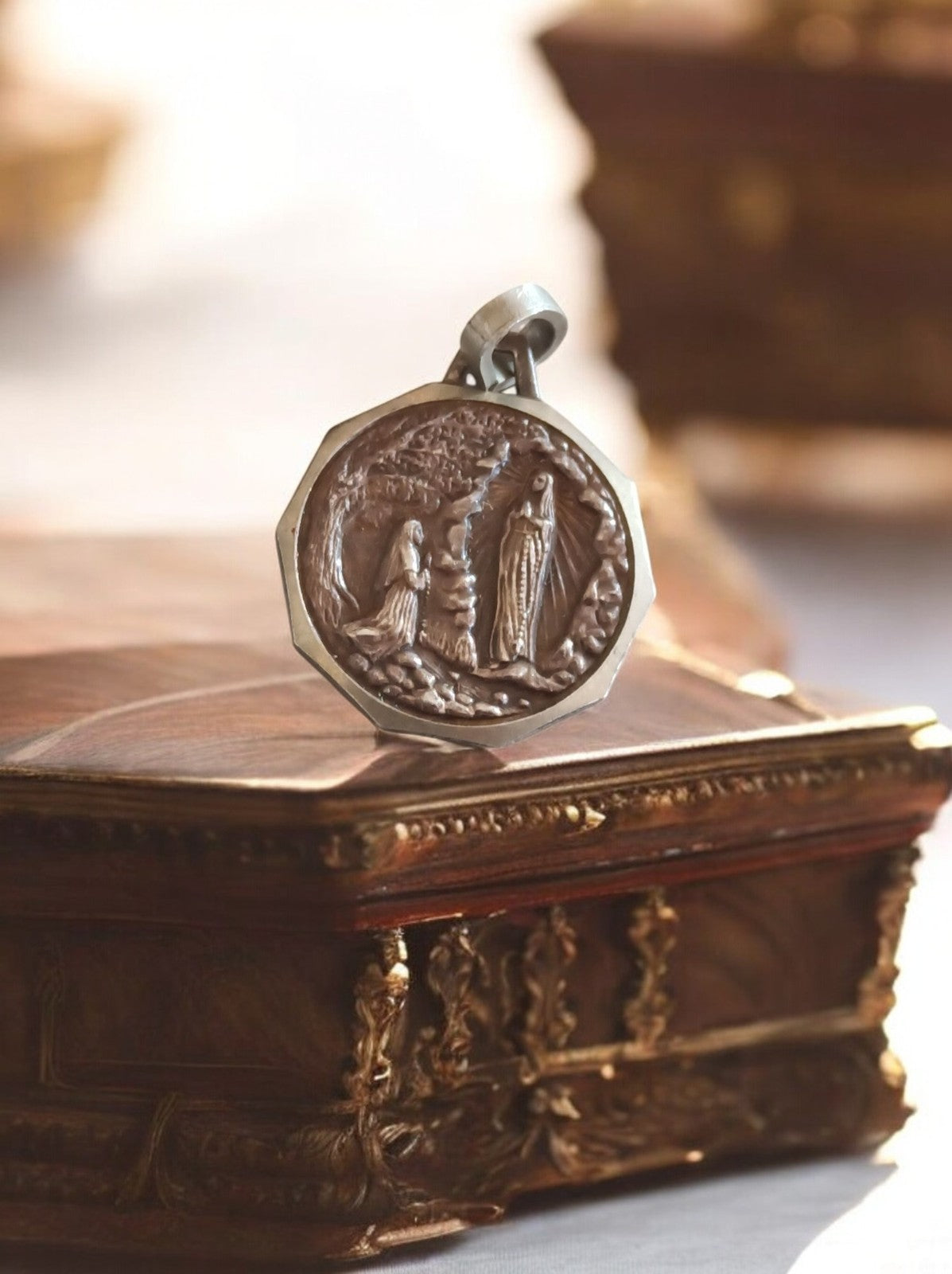 Pendentif religieux vintage Notre Dame de Lourdes, médaille octogonale relief