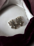 Paire boucles d’oreilles vintage rétro, forme volutes argenté ancien bijou fanta