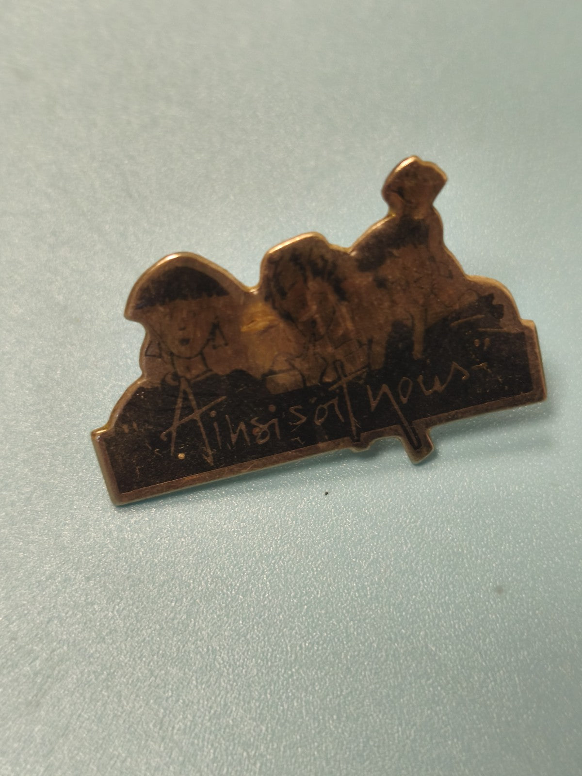 Vintage pin's Ainsi soit nous silhouette personnages ancien collection Ref 6