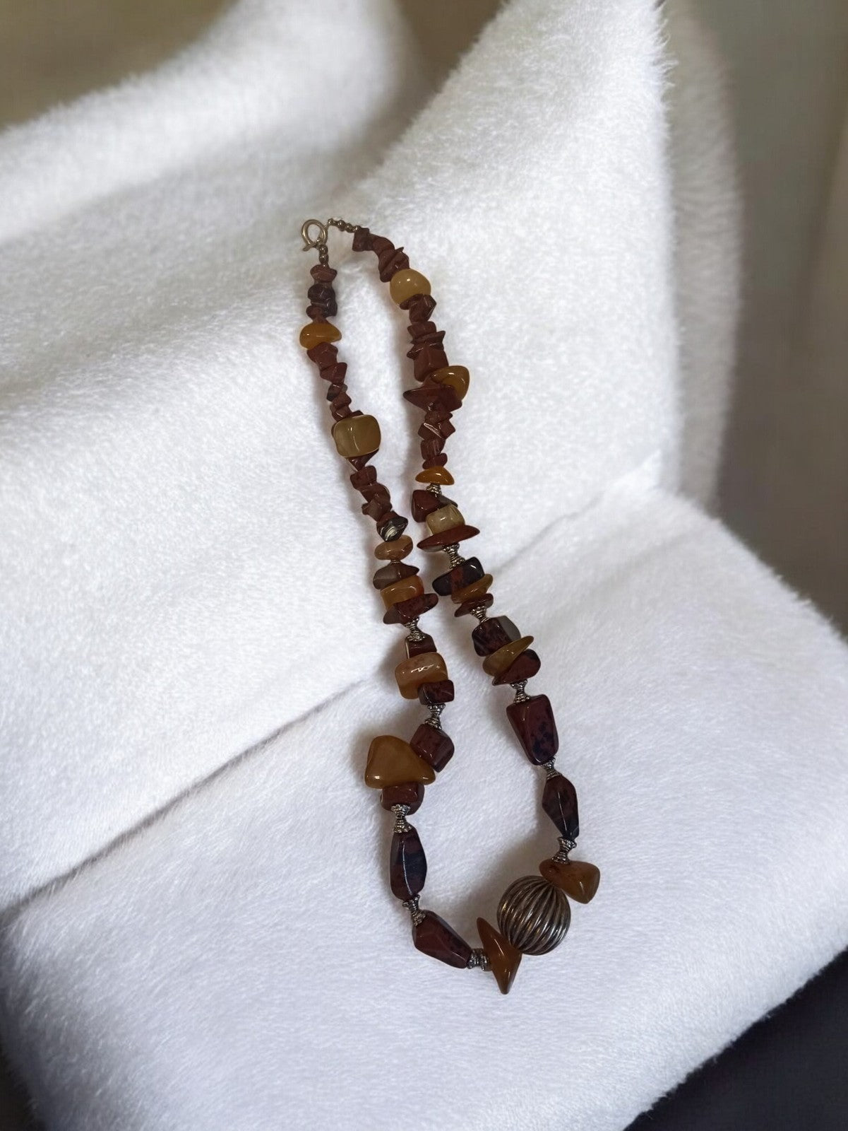 Ancien collier vintage en pierres naturelles, bijou rétro authentique d'occasion