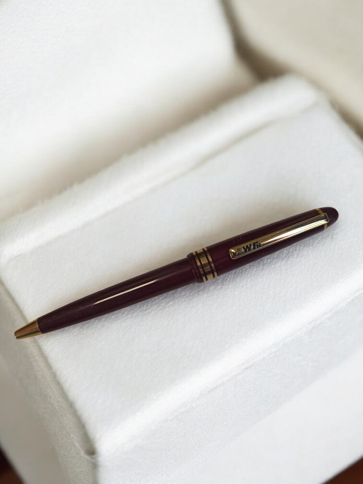 Stylo bille ancien WFR bordeaux vintage, clip doré, écriture rétro