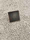 Pin's Club Clio vintage carré, badge logo Renault, finition métallique (Ref 1)