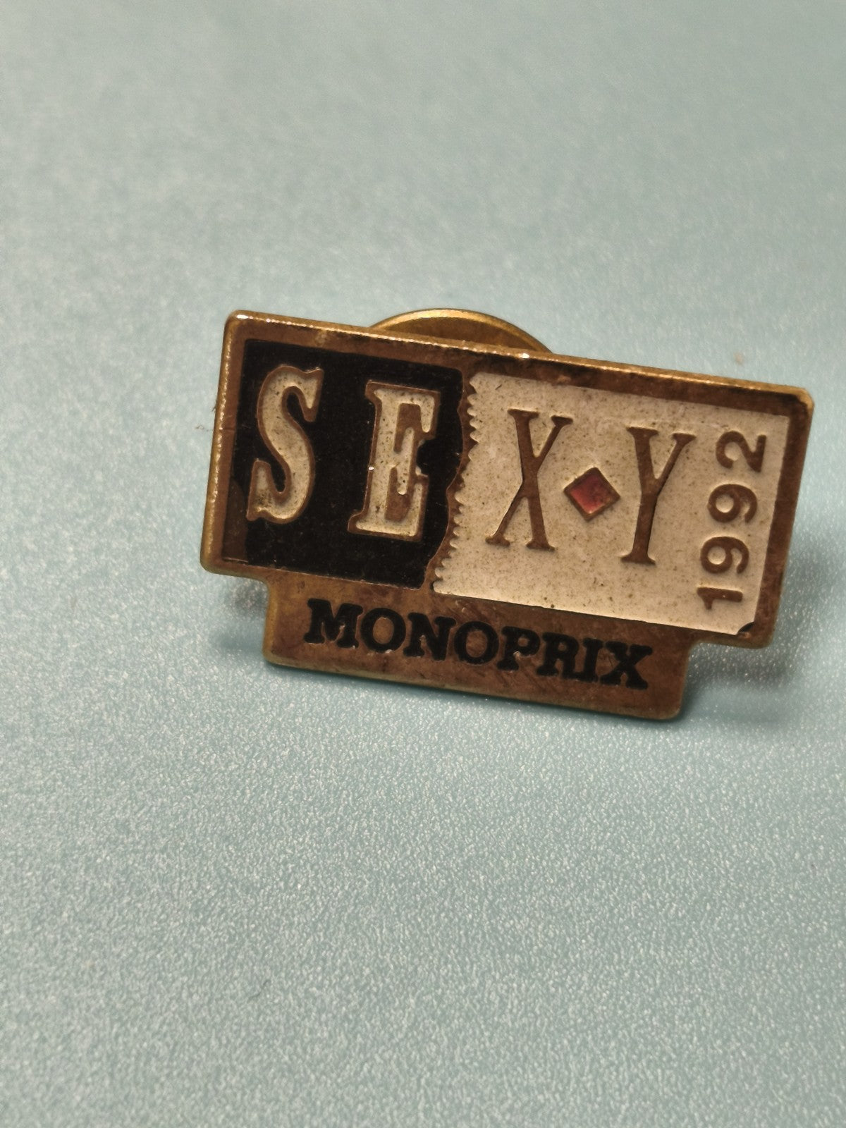 Vintage pin's Monoprix 1992, collection publicitaire, design original rétro