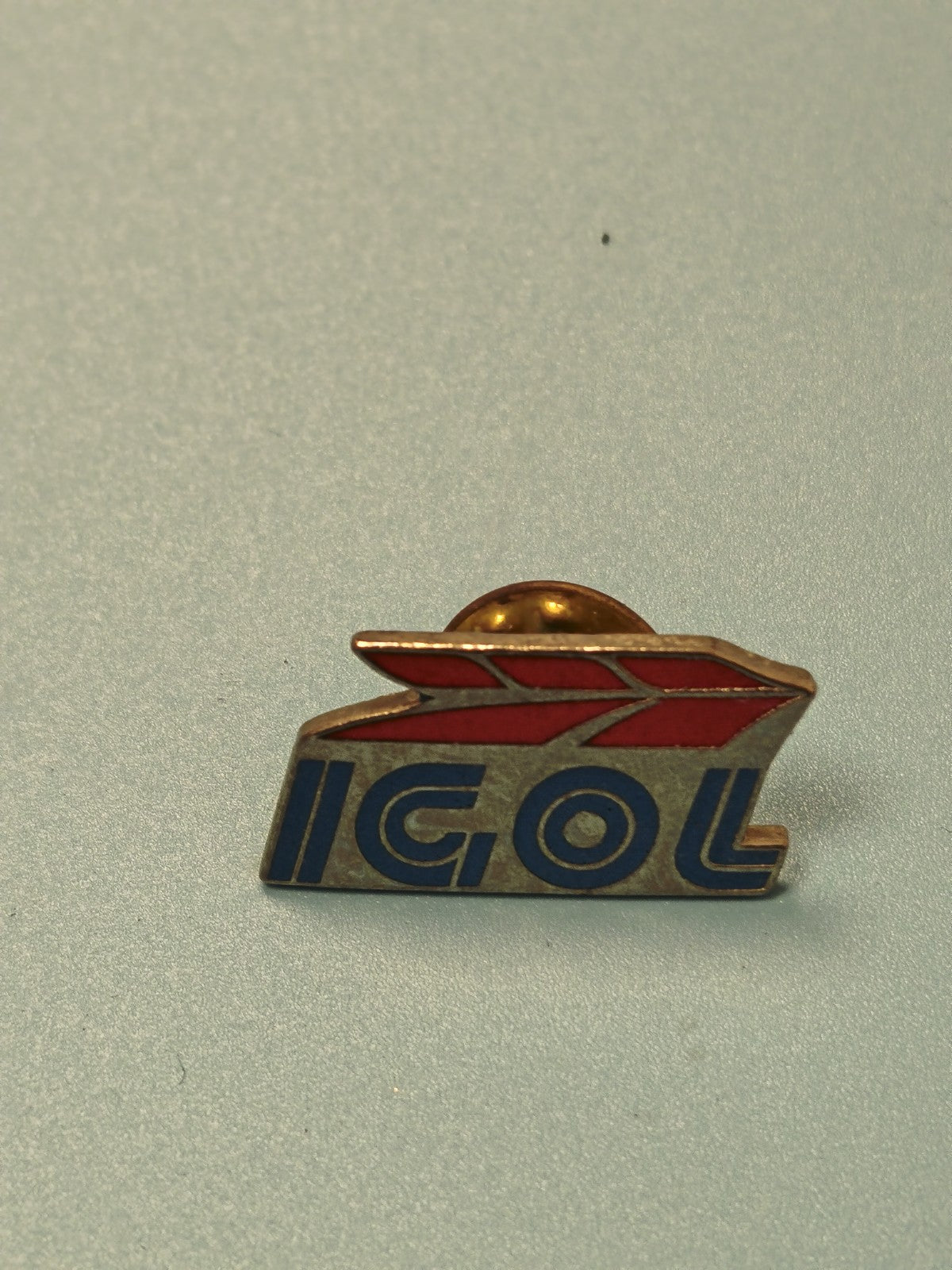 Vintage pin's IGOL logo flèche rouge bleu ancien collection automobilia