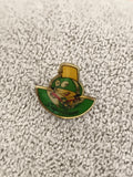 Pin's vintage Superfluor grenouille verte casquette jaune badge émaillé (Ref 4)