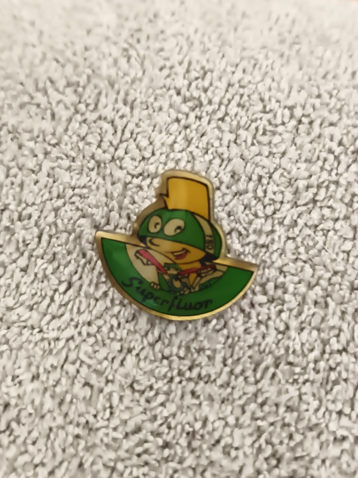 Pin's vintage Superfluor grenouille verte casquette jaune badge émaillé (Ref 4)