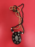 Collier vintage perles noires et beige pendentif ovale motif graphique deadstock