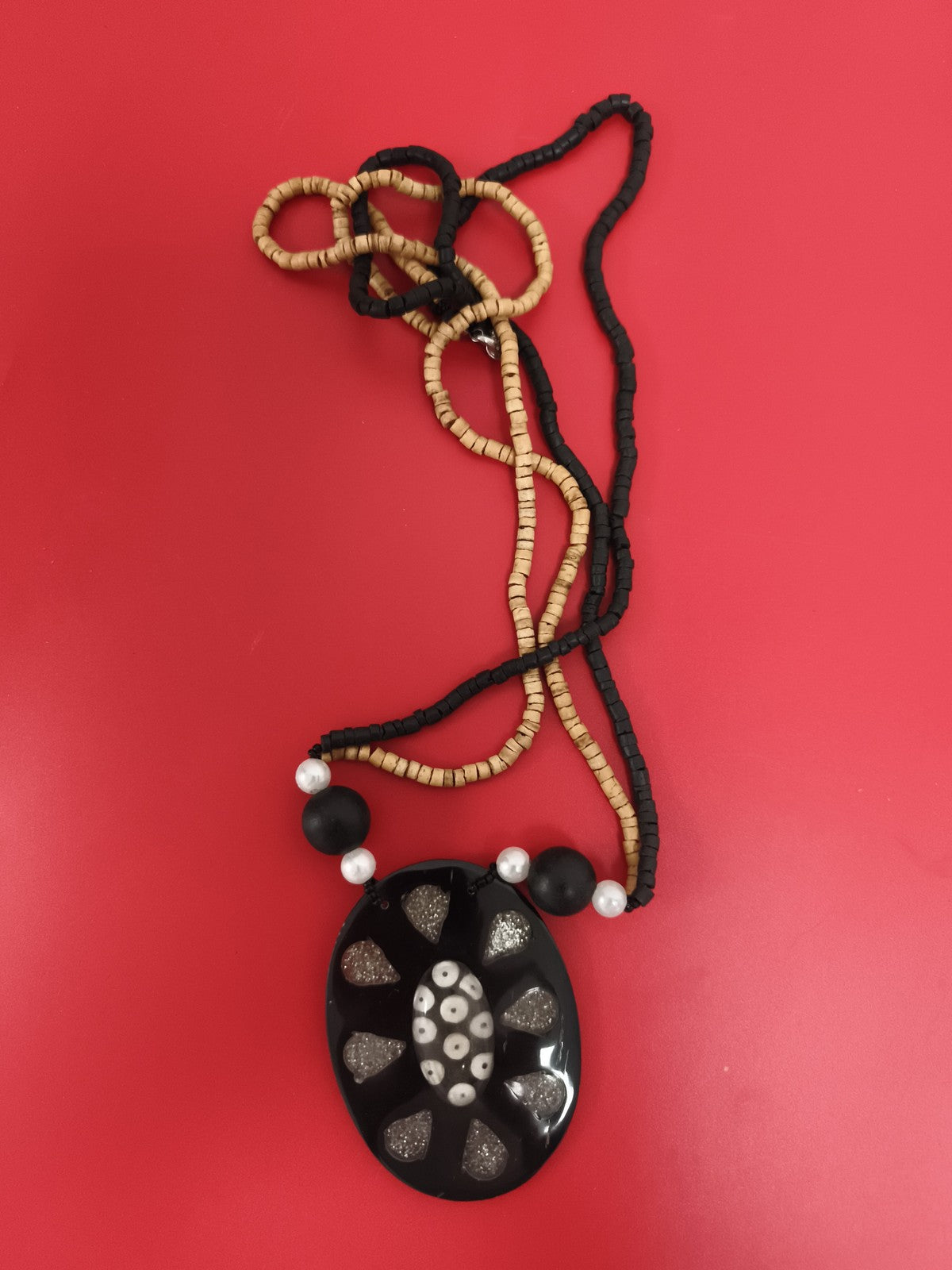Collier vintage perles noires et beige pendentif ovale motif graphique deadstock