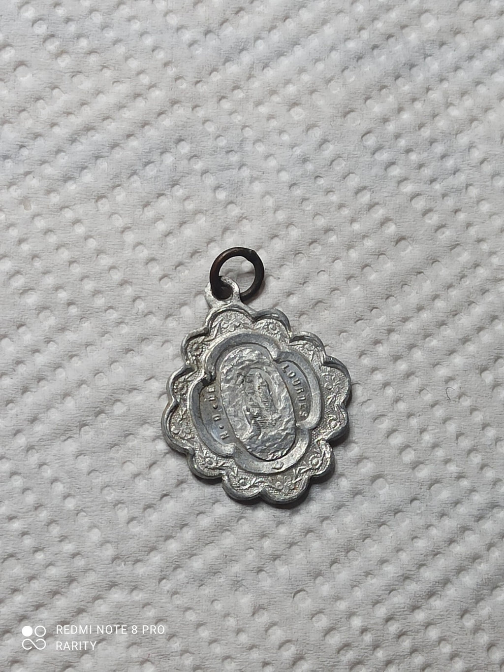 Médaille religieuse ancienne Lourdes, motif Vierge, métal argenté, vintage