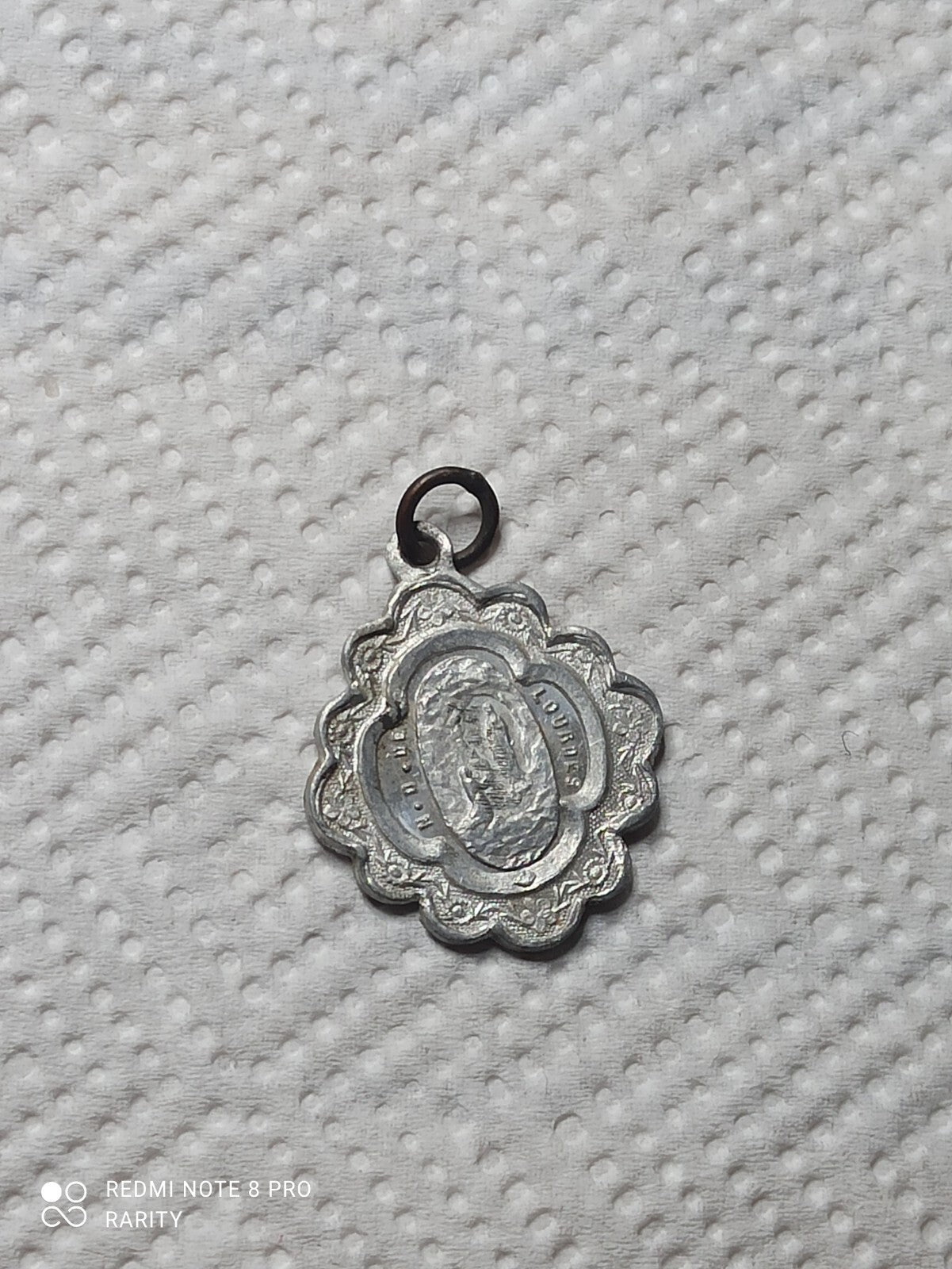 Médaille religieuse ancienne Lourdes, motif Vierge, métal argenté, vintage