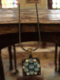 Collier pendentif vintage créateur, motif fleur, pierres bleues et blanches