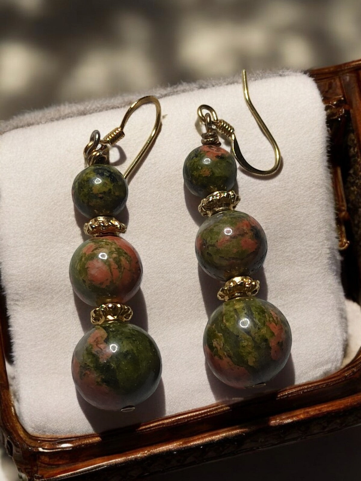 Boucles d?oreilles vintage pendantes or plaqué perles unakite vert rose