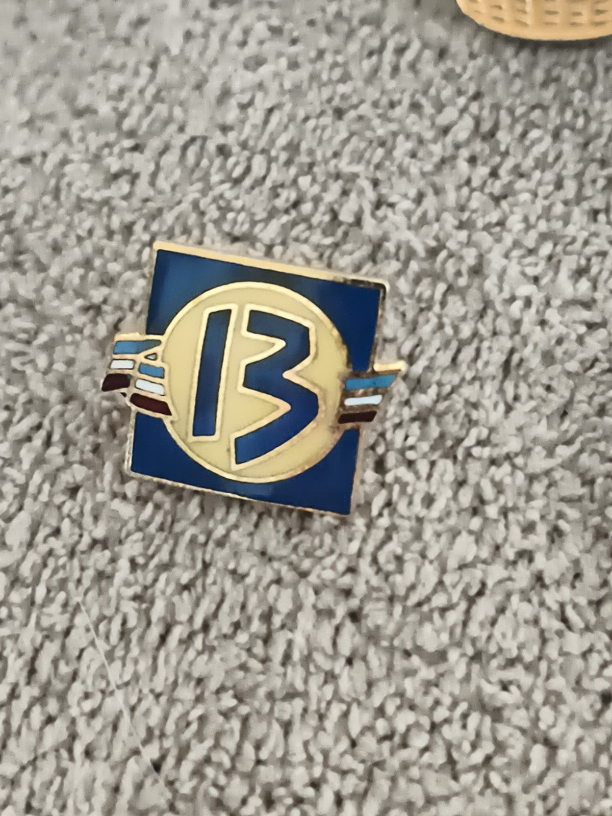 Pin's vintage numéro 13 émaillé bleu doré, badge rétro années 80 (Ref 9)