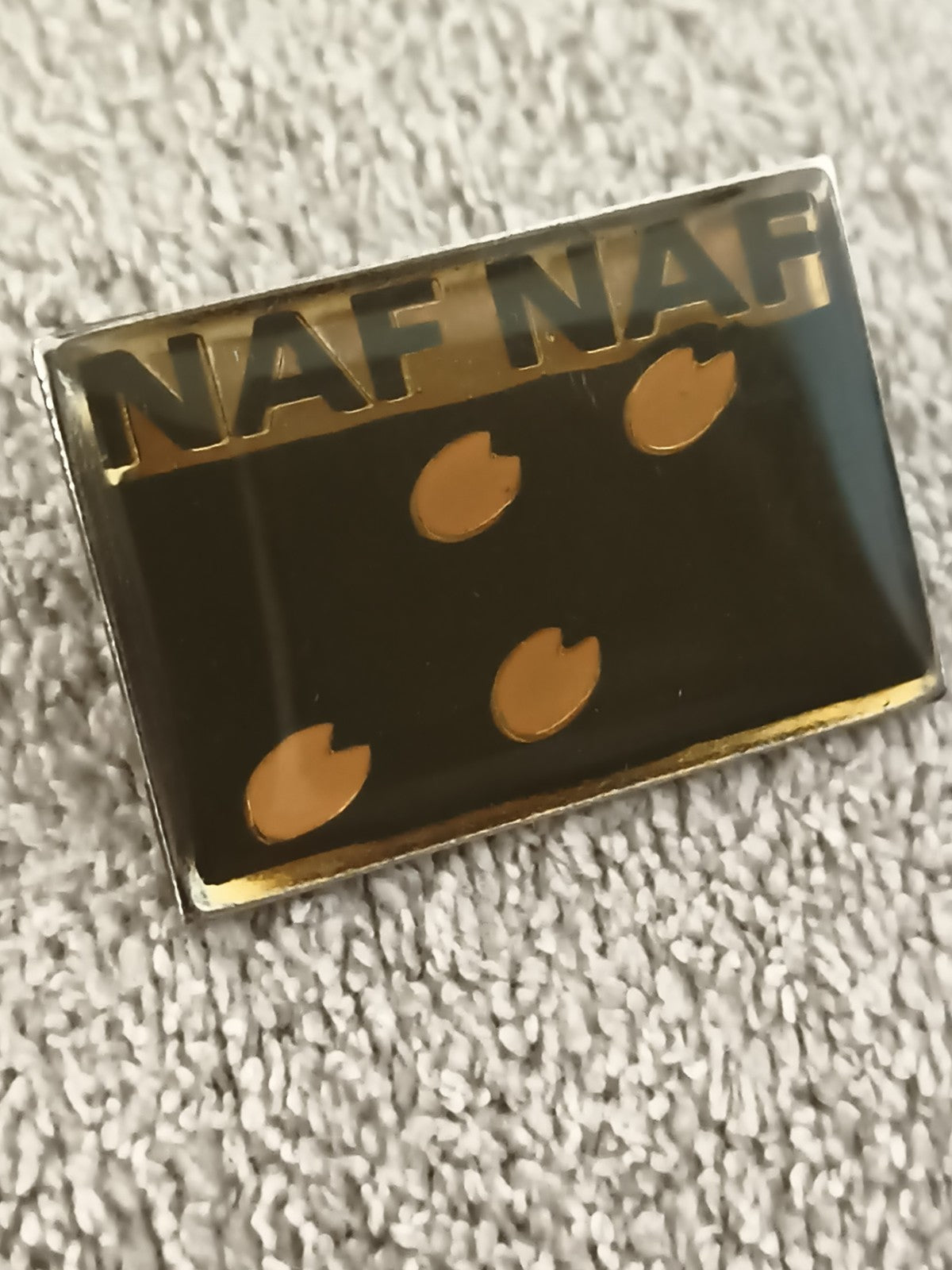 Pin's vintage NAF NAF logo noir et or années 90 badge publicitaire (Ref 2)
