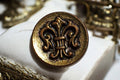Bouton costume XIXe style fleur de lys doré France histoire élégance