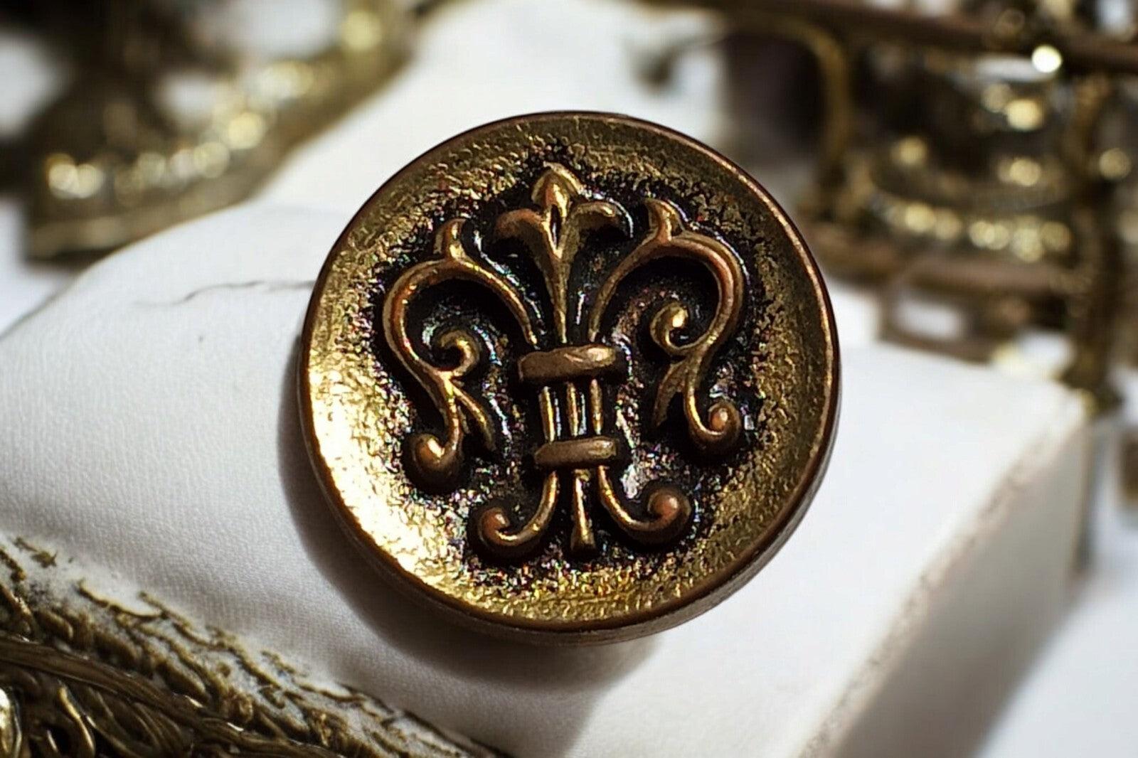 Bouton costume XIXe style fleur de lys doré France histoire élégance