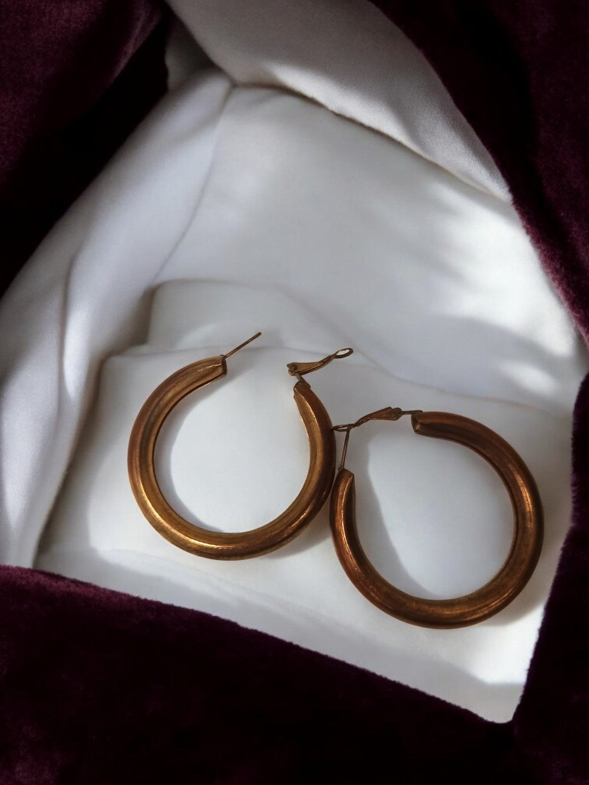 Paire boucles d’oreilles créoles vintage rétro aspect doré, bijoux fantaisie anc
