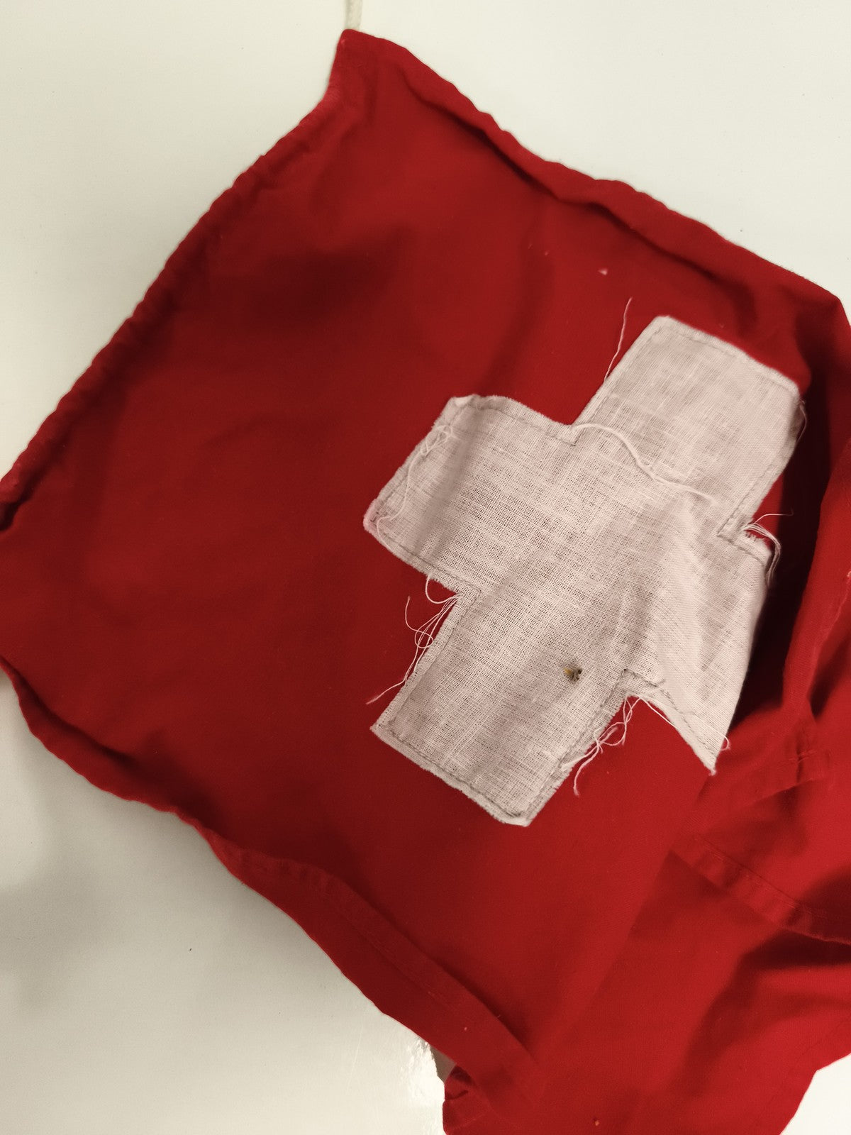 Fanion ancien Croix-Rouge tissu rouge blanc vintage drapeau secours