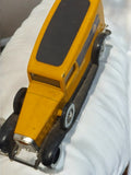 Voiture miniature ancienne jaune, style rétro vintage, véhicule de collection