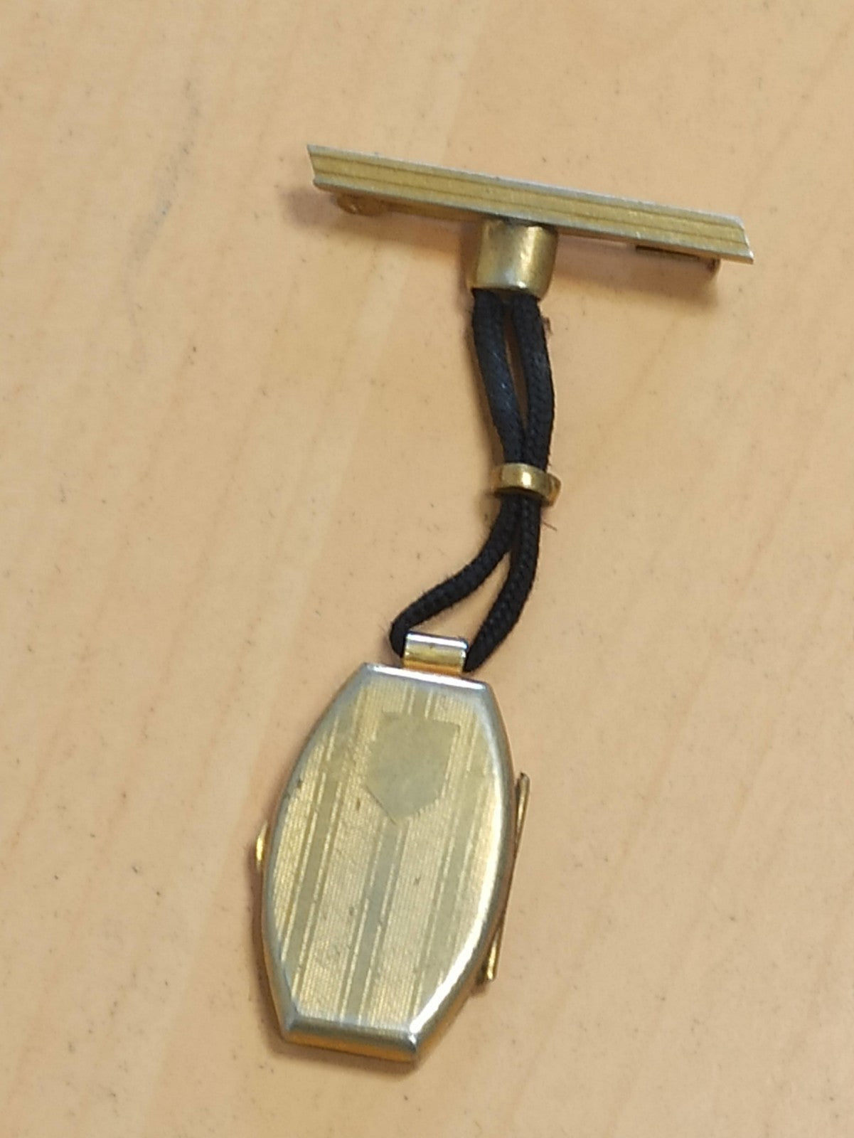 Broche ancienne rétro boîte en métal doré vintage pour collectionneur élégant