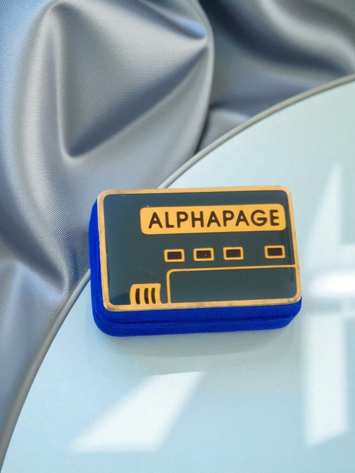 Pin's publicitaire ALPHAPAGE vintage édition limitée, design rétro pager